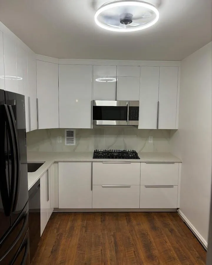 Renovated kitchen with quartz countertops in Boynton Beach